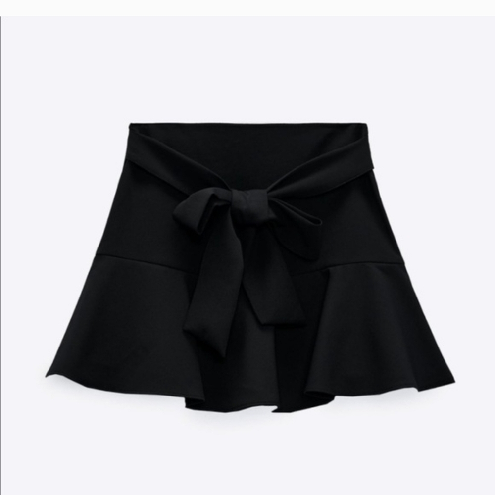 Zara Womens Mini Skirt with Front Bow Tie Detail. Size Medium